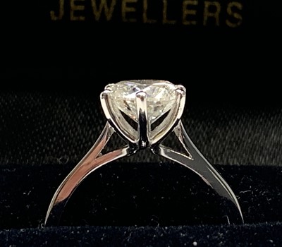 Lot 615 - A 1.94ct round brilliant cut diamond ring set...