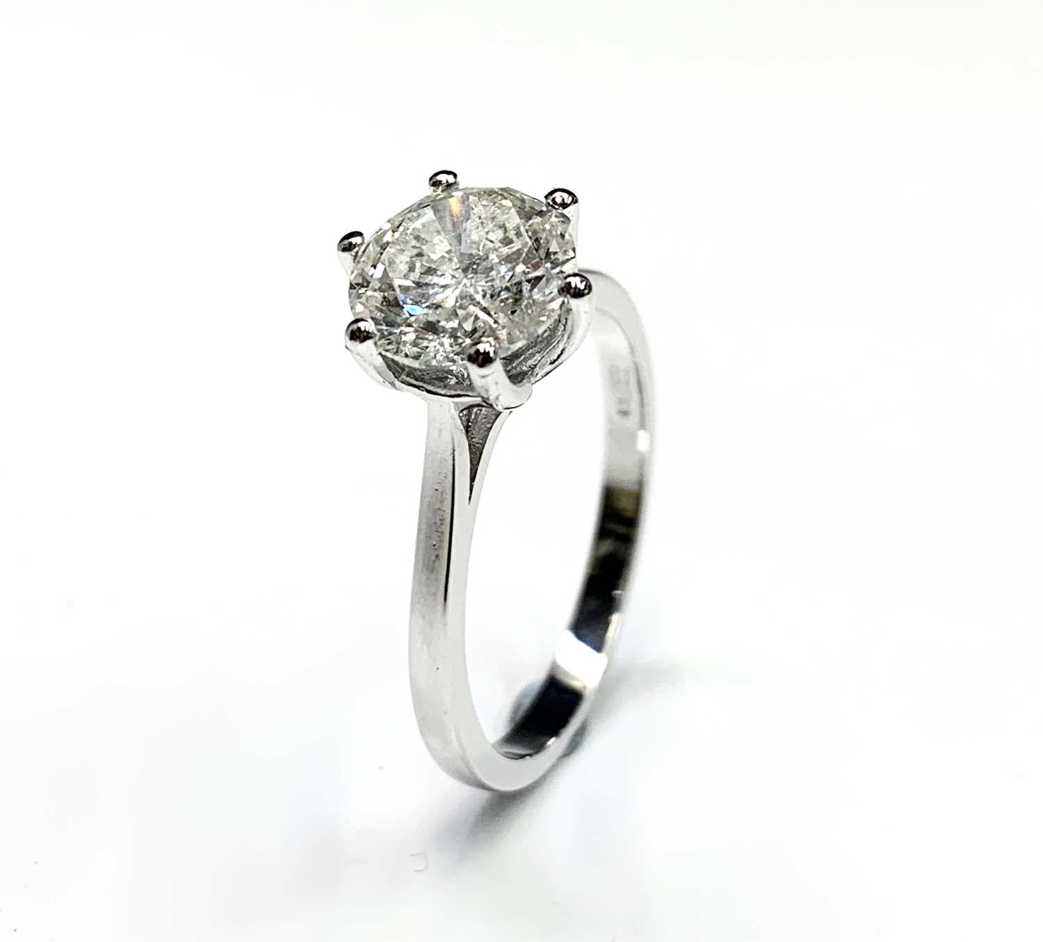 Lot 615 - A 1.94ct round brilliant cut diamond ring set...