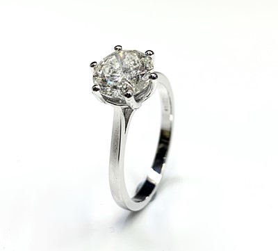 Lot 615 - A 1.94ct round brilliant cut diamond ring set...