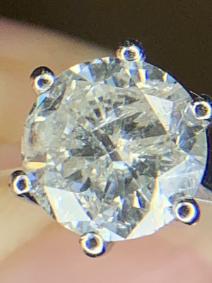 Lot 615 - A 1.94ct round brilliant cut diamond ring set...