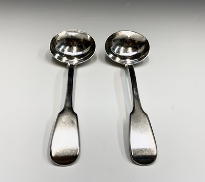 Lot 153 - A pair of William IV fiddle pattern sauce...