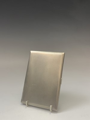 Lot 120 - A heavy engine-turned silver cigarette case 6.3oz