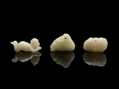 Lot 28 - A Chinese jade carving of a crane, 18th/19th...