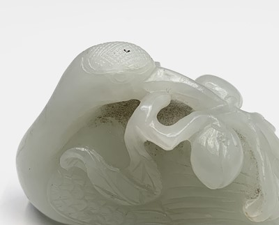 Lot 28 - A Chinese jade carving of a crane, 18th/19th...