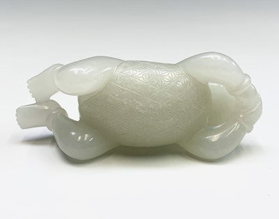 Lot 28 - A Chinese jade carving of a crane, 18th/19th...