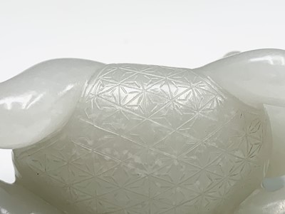 Lot 28 - A Chinese jade carving of a crane, 18th/19th...