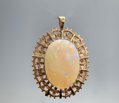 Lot 61 - A 9ct gold opal set pendant 8.9gm (the stone...
