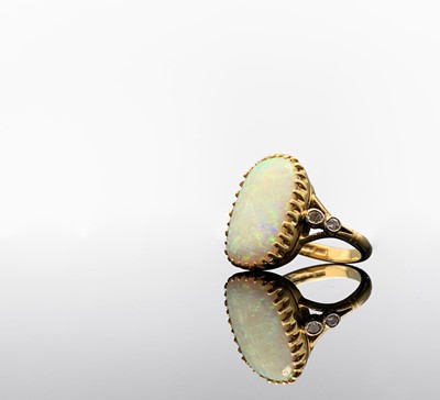 Lot 14 - An 18ct gold ring set a large rounded...