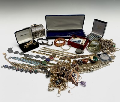 Lot 91 - Costume jewellery and a few coins etc.