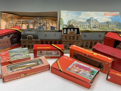 Lot 408 - 00/H0 Railway & Accessories - A large box...