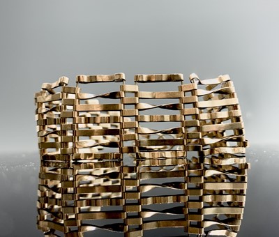 Lot 17 - Seven bar gate link 9ct gold bracelet with...