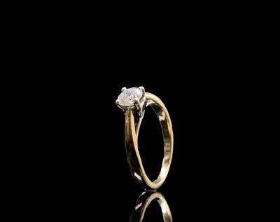 Lot 29 - A solitaire diamond ring, the stone of...