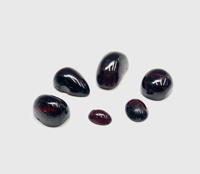 Lot 138 - Six carbuncles 13gm