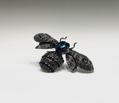 Lot 117 - A kitch costume jewellery bumblebee brooch set...