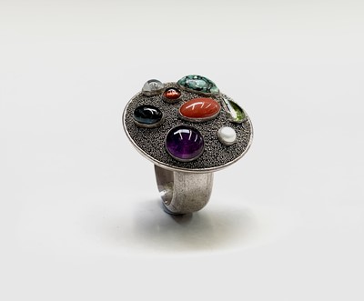Lot 45 - Silver ring, the round table-top surface set...