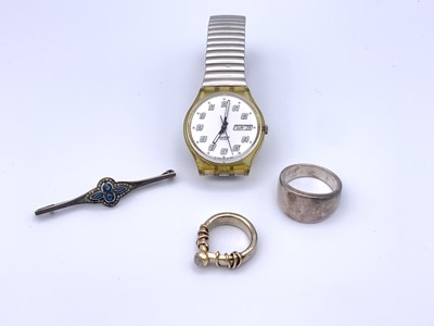 Lot 41 - A high purity gold craft ring set a moonstone...