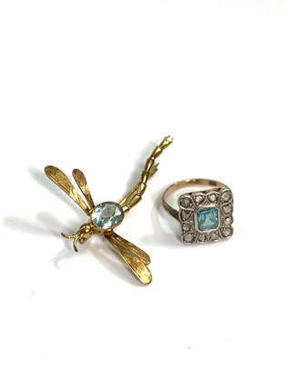 Lot 43 - A very pretty square set gold ring, the...