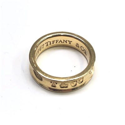 Lot 2585 - A Tiffany 1837 18ct gold ring, 7.1g.