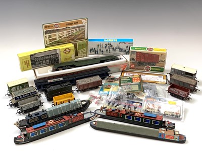 Lot 411 - OO Gauge Engine, Wagons & Accessories -...
