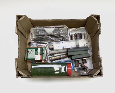 Lot 401 - N Gauge Model Railways - A small box...