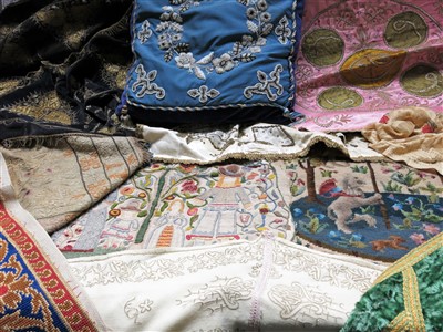 Lot 3222 - A collection of assorted textiles - including...