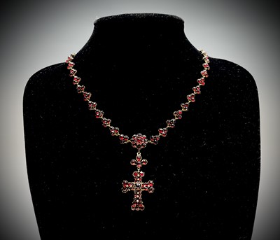 Lot 134 - A Victorian garnet necklace with a line of...