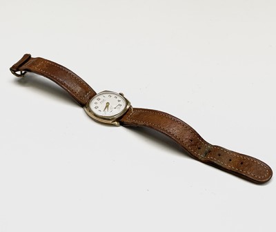 Lot 61 - A 9ct gold gentleman's Avia wristwatch with 15...