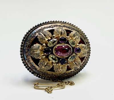 Lot 4 - An early Victorian gold brooch set with a...