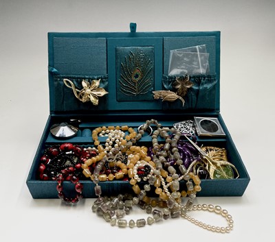 Lot 28 - A quantity of costume jewellery, including a...