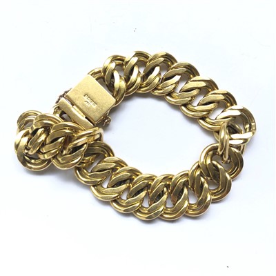 Lot 2413 - A modern 18ct gold heavy double curb flat link...
