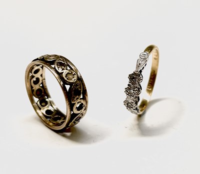 Lot 65 - An 18ct gold three stone diamond ring 2.4gm...