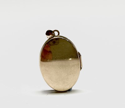 Lot 140 - A quantity of gold. A 9ct locket engraved...