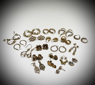 Lot 102 - 20 pairs of 9ct gold earrings 45gm