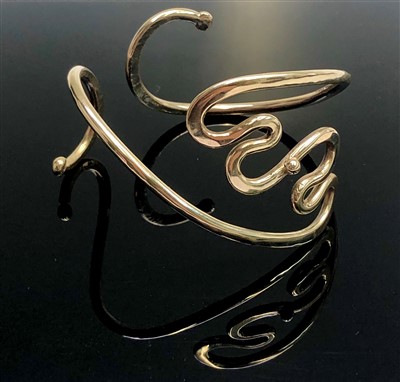 Lot 2712 - A Joseph E ''Red'' Simpson, 9ct gold wave...