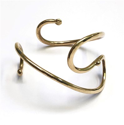 Lot 2713 - A 9ct gold Joseph E ''Red'' Simpson wave...