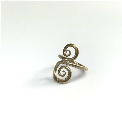 Lot 2720 - A Joseph E ''Red'' Simpson ''Twirl'' 9ct gold...