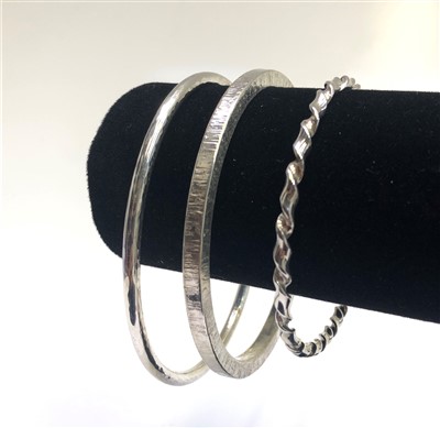 Lot 2728 - 3 Joseph E ''Red'' Simpson bangles, 105g.