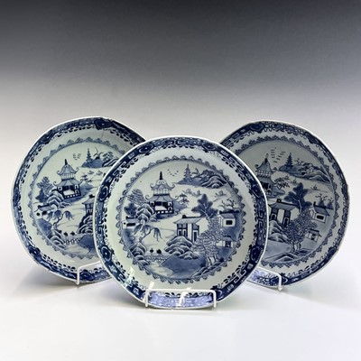 Lot 44 - A set of three Chinese Export porcelain blue...