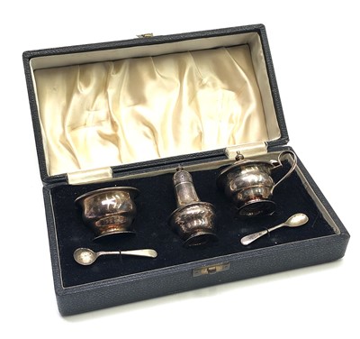 Lot 2002 - A silver cruet set, Sheffield 1948, 4.9oz, cased.