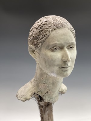 Lot 1086 - Alec WILES (1924) Female Head Clay sculpture...