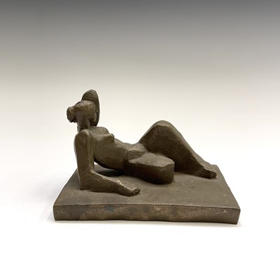 Lot 1092 - Alec WILES (1924) Reclining Nude Ciment fondu...
