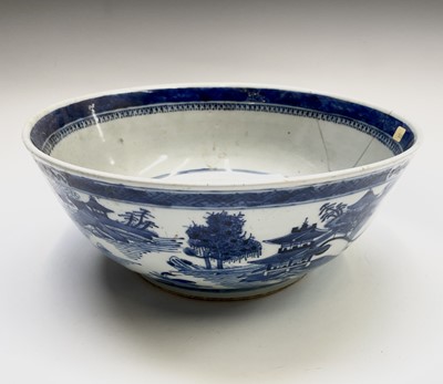 Lot 20 - A Chinese Export porcelain blue and white...