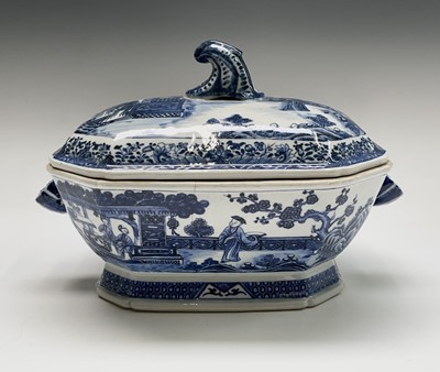 Lot 85 - A Chinese Export porcelain blue and white...