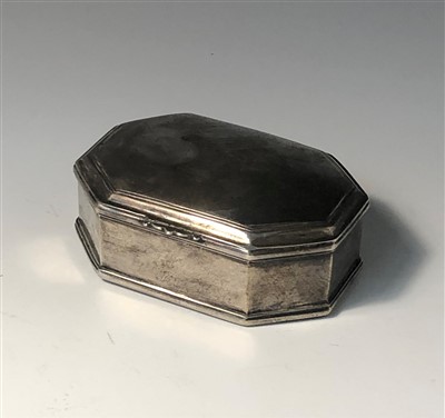 Lot 2009 - An 18th century continental table snuff box
