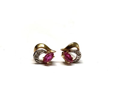 Lot 187 - A pair of gold earrings 1.1gm