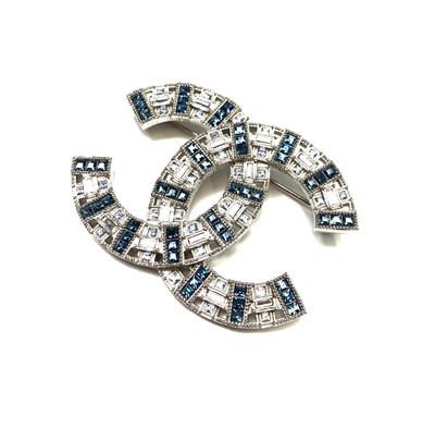 Lot 207 - Chanel brooch. Double C logo in silvertone...
