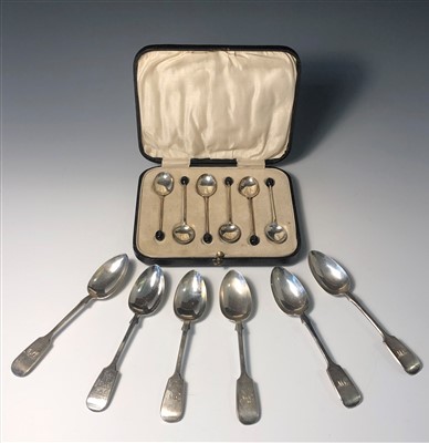 Lot 2002 - A set of six coffee spoons, cased