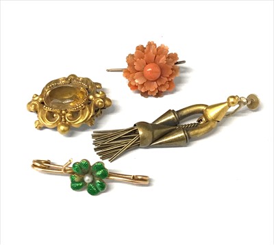 Lot 2692 - An early Victorian gold brooch