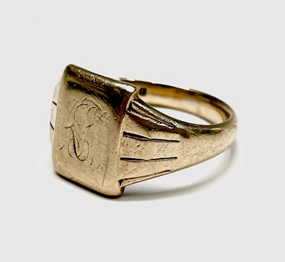 Lot 201 - A 9ct gold signet ring 8.7gm