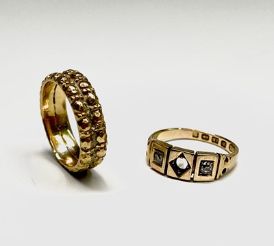 Lot 206 - A Victorian 18ct gold ring set with two...